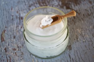 coconut-oil-on-wooden-spoon-2090575_1920